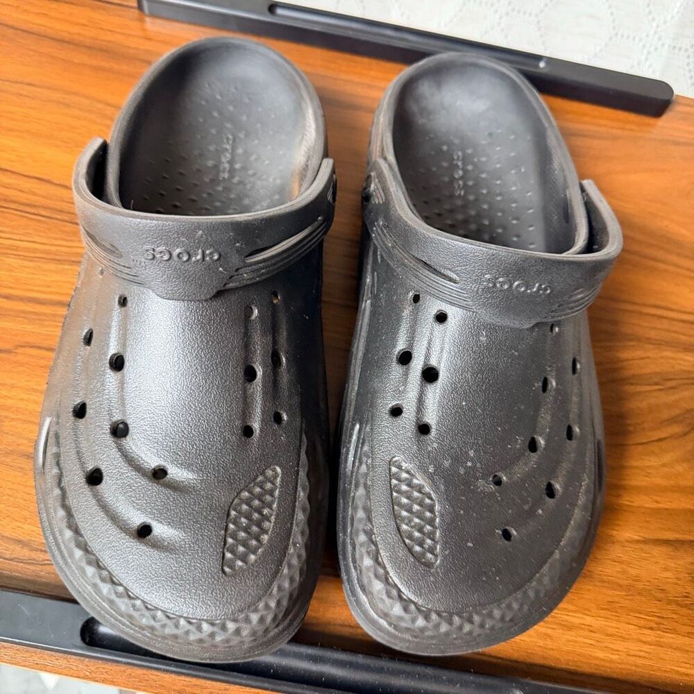 CROCS Off Grid Clog men’s 10 women’s 12 black Ergonomic Shoes Sandals Beach Pool